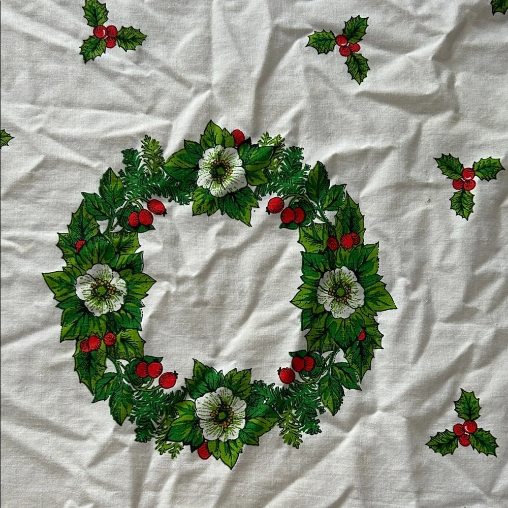 Christmas Holiday circular cotton Tablecloth with Red and Green berry  Design